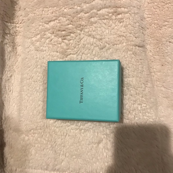 Authentic TIFFANY chain and unique style initial “C” pendant 😍💄❤️ very loved! - Picture 4 of 7